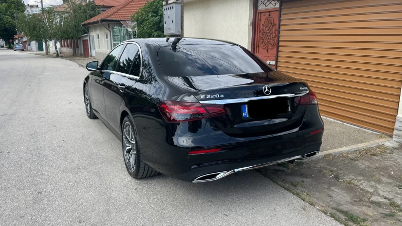 Mercedes-Benz E 220 4matik, AMG пакет, в гаранция до 05.2025г, снимка 3 - Автомобили и джипове - 49540444