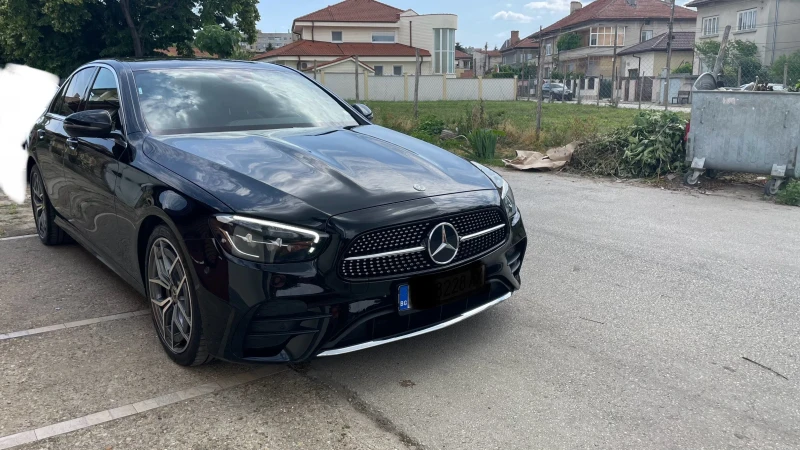 Mercedes-Benz E 220 4matik, AMG пакет, в гаранция до 05.2025г, снимка 1 - Автомобили и джипове - 49540444