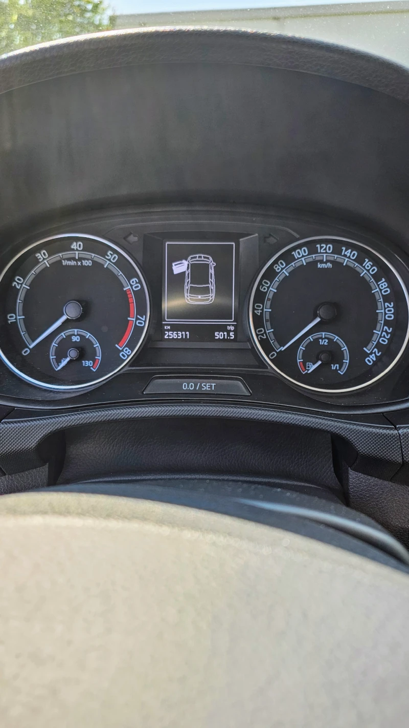 Skoda Fabia 1.0, снимка 9 - Автомобили и джипове - 52732553