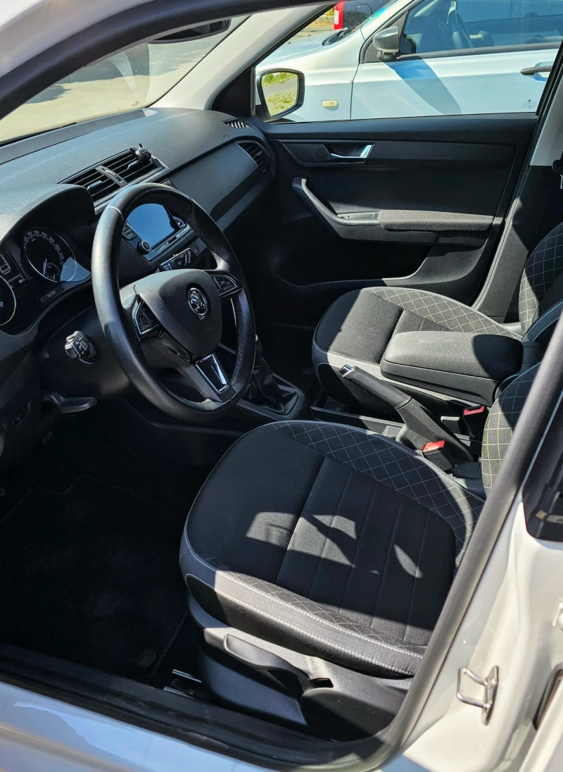 Skoda Fabia 1.0, снимка 8 - Автомобили и джипове - 52732553