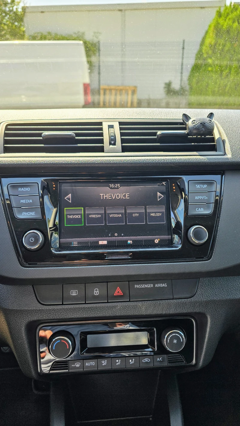 Skoda Fabia 1.0, снимка 10 - Автомобили и джипове - 52732553