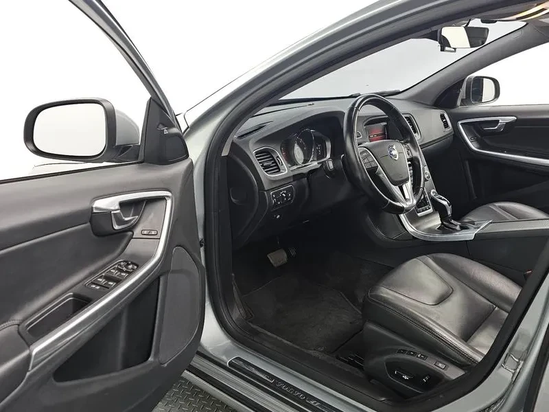 Volvo S60, снимка 11 - Автомобили и джипове - 54326562