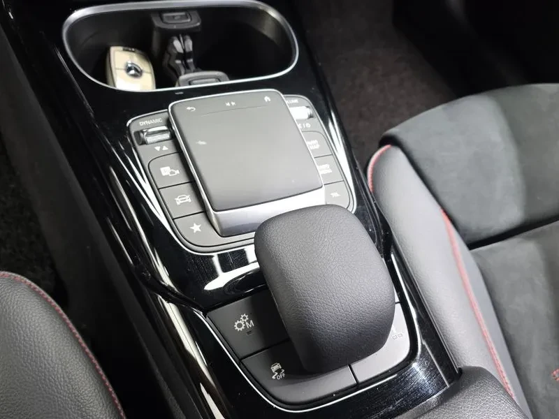 Mercedes-Benz A 35 4MATIC AMG, снимка 9 - Автомобили и джипове - 55790294