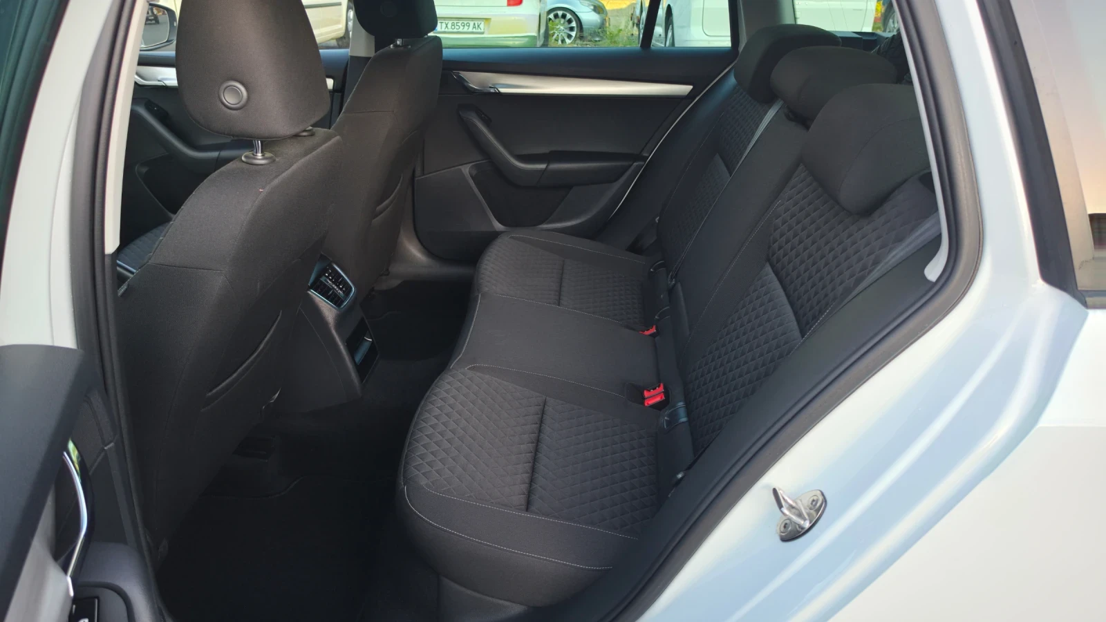 Skoda Octavia 2.0 TDI DRIVE, снимка 8 - Автомобили и джипове - 55774447