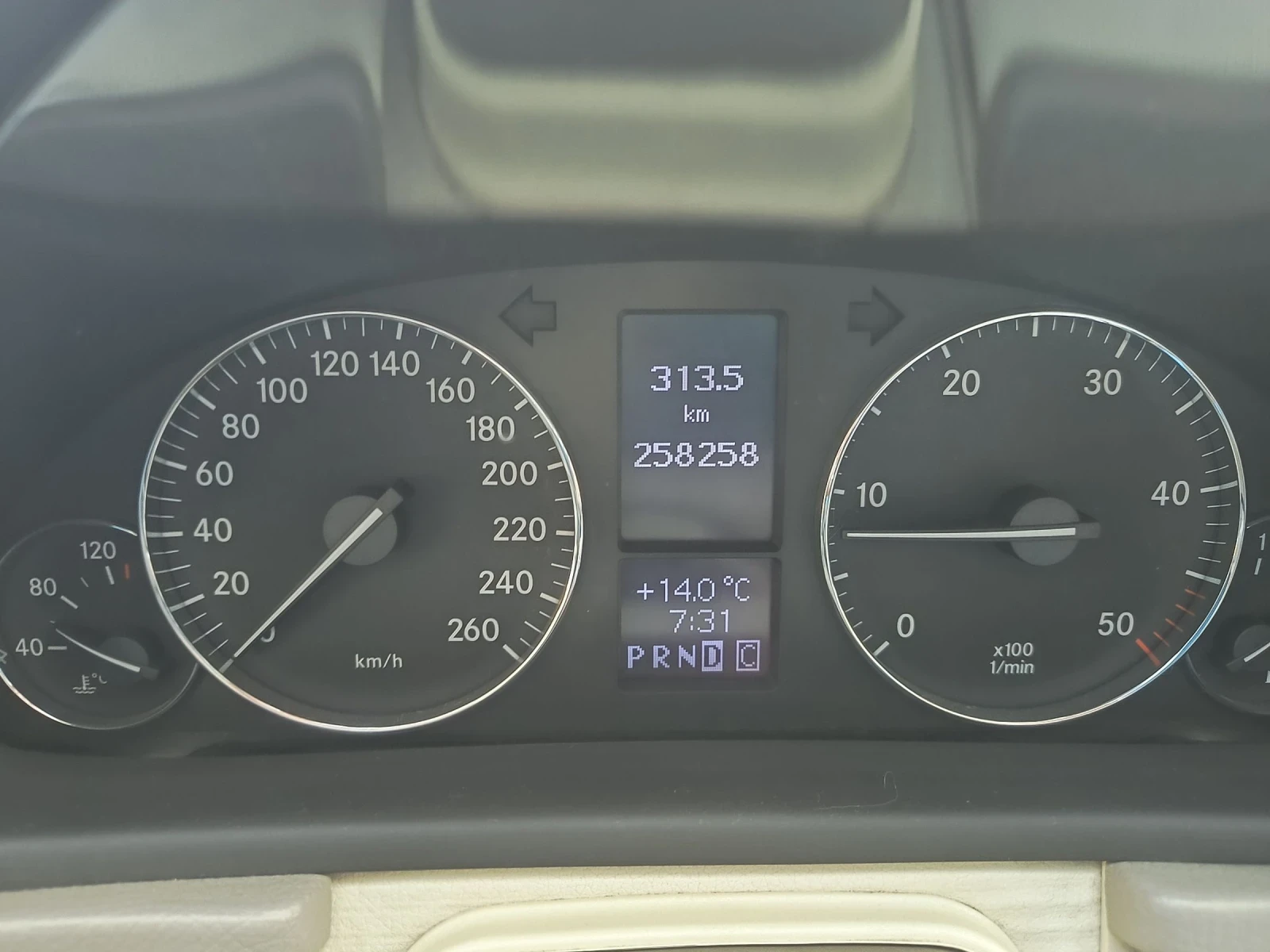 Mercedes-Benz 220, снимка 2 - Автомобили и джипове - 54361956