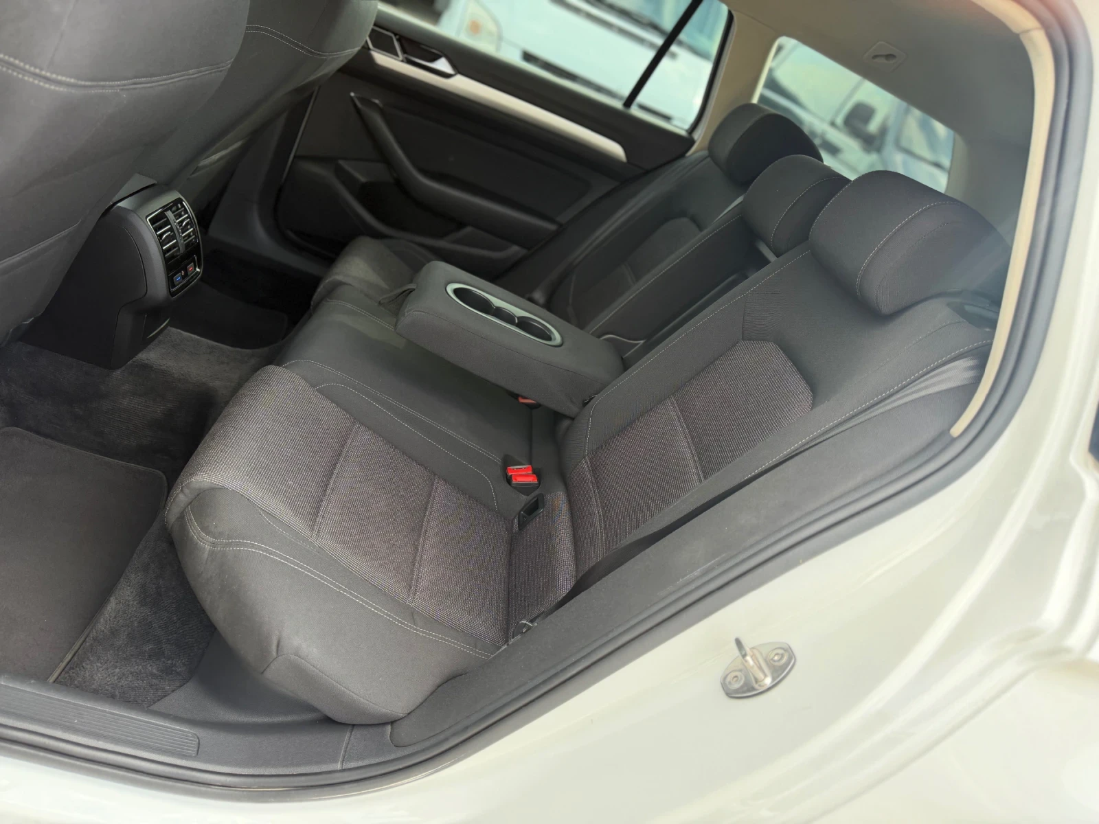 VW Passat 2.0TDI 150кс DSG FULL-LED НАВИ МАСАЖ ПОДГРЕВ, снимка 12 - Автомобили и джипове - 55912017