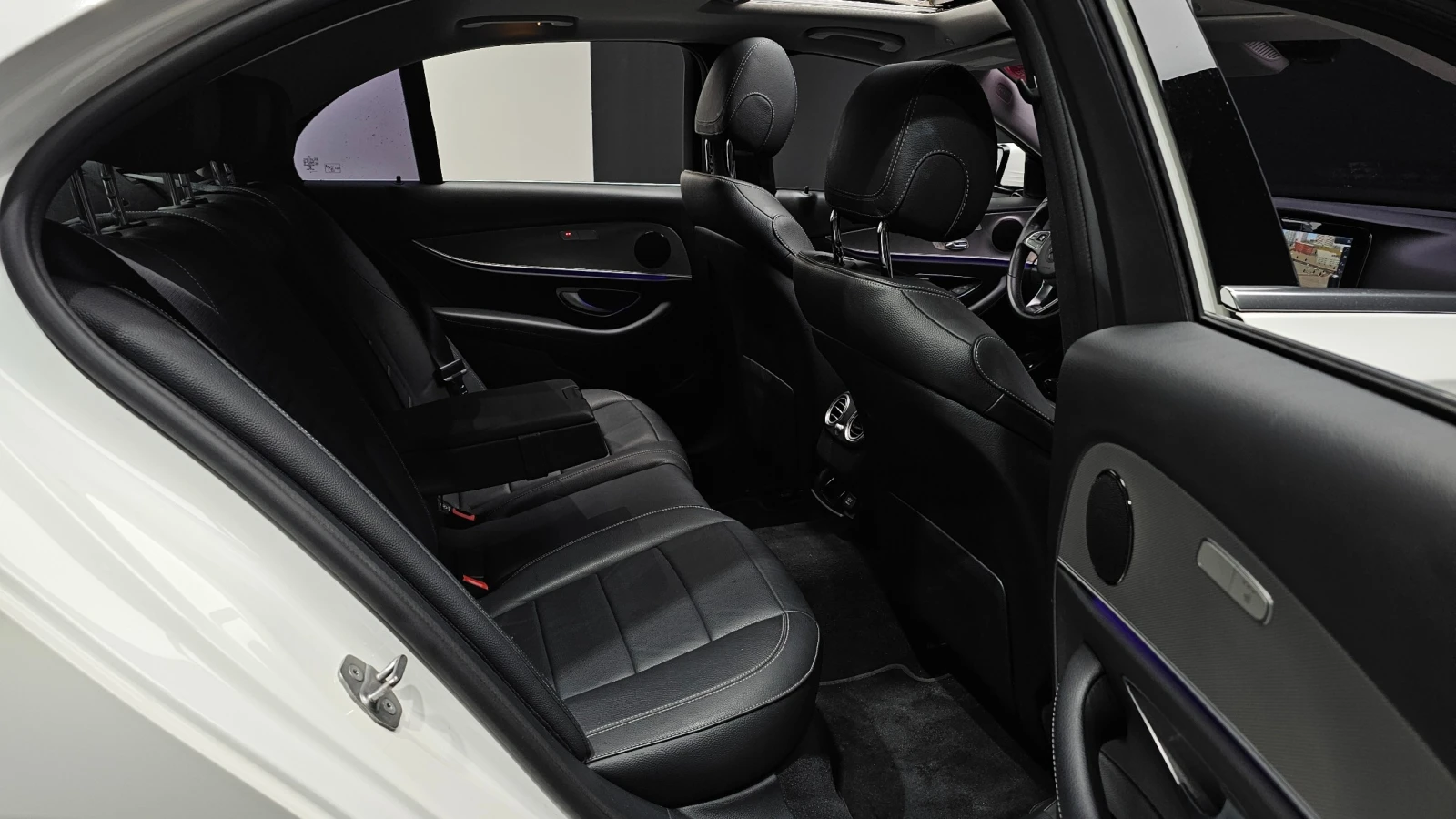 Mercedes-Benz E 200 2.0 Avantgarde, снимка 9 - Автомобили и джипове - 55939419
