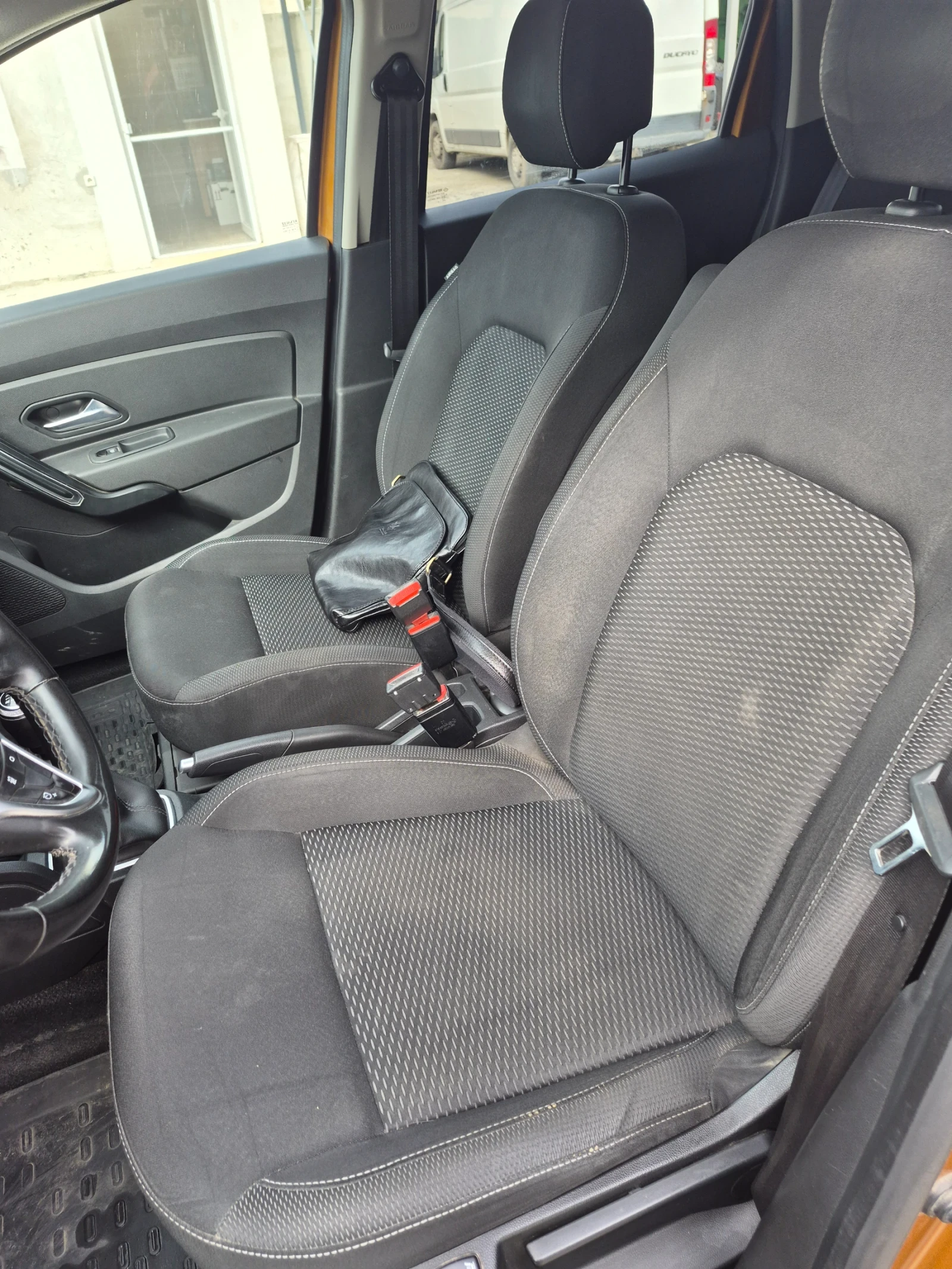 Dacia Duster 1.5dci4x4, снимка 7 - Автомобили и джипове - 54199010