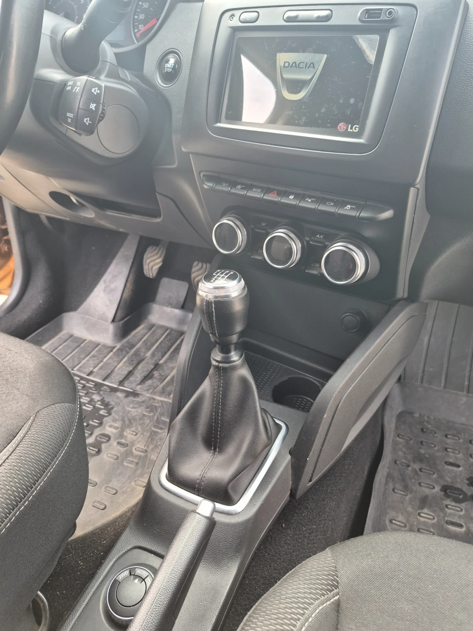 Dacia Duster 1.5dci4x4, снимка 11 - Автомобили и джипове - 54199010