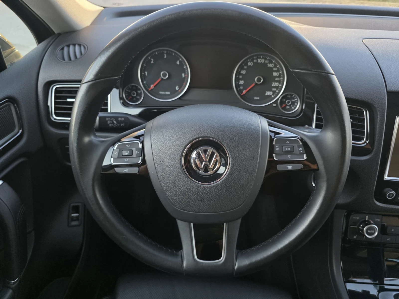 VW Touareg 3.0TDI/ 4x4/ full service , снимка 10 - Автомобили и джипове - 56348690