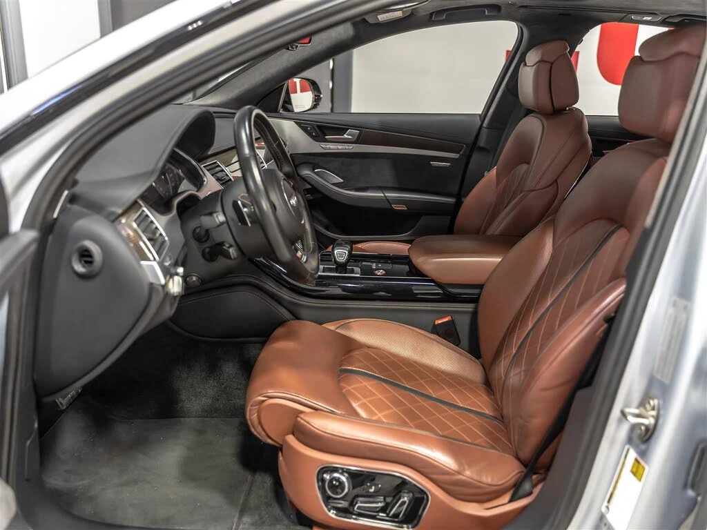 Audi S8 PLUS* CARBON* CERAMIC* DESIGN SEL* 3D B&O* КРАЙНА , снимка 7 - Автомобили и джипове - 56318033