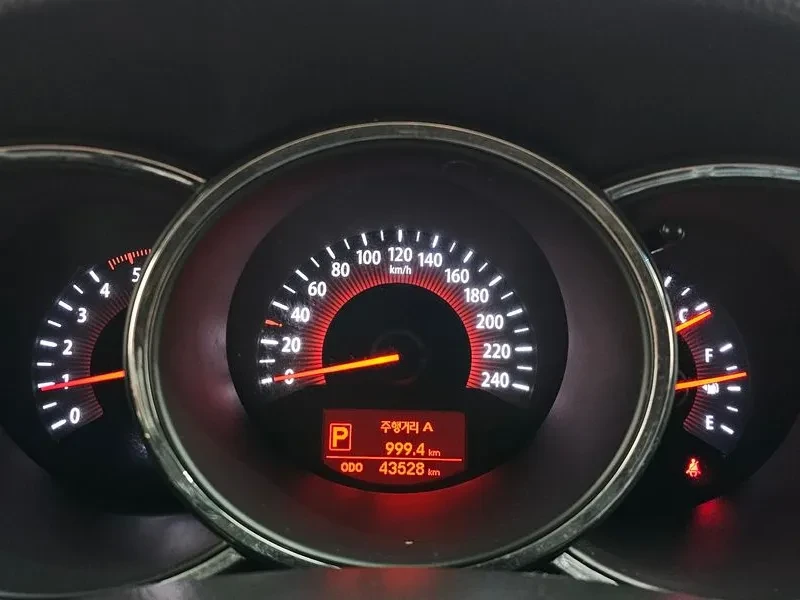 Kia Sorento  R Diesel 2.0 2Wd, снимка 8 - Автомобили и джипове - 56066177