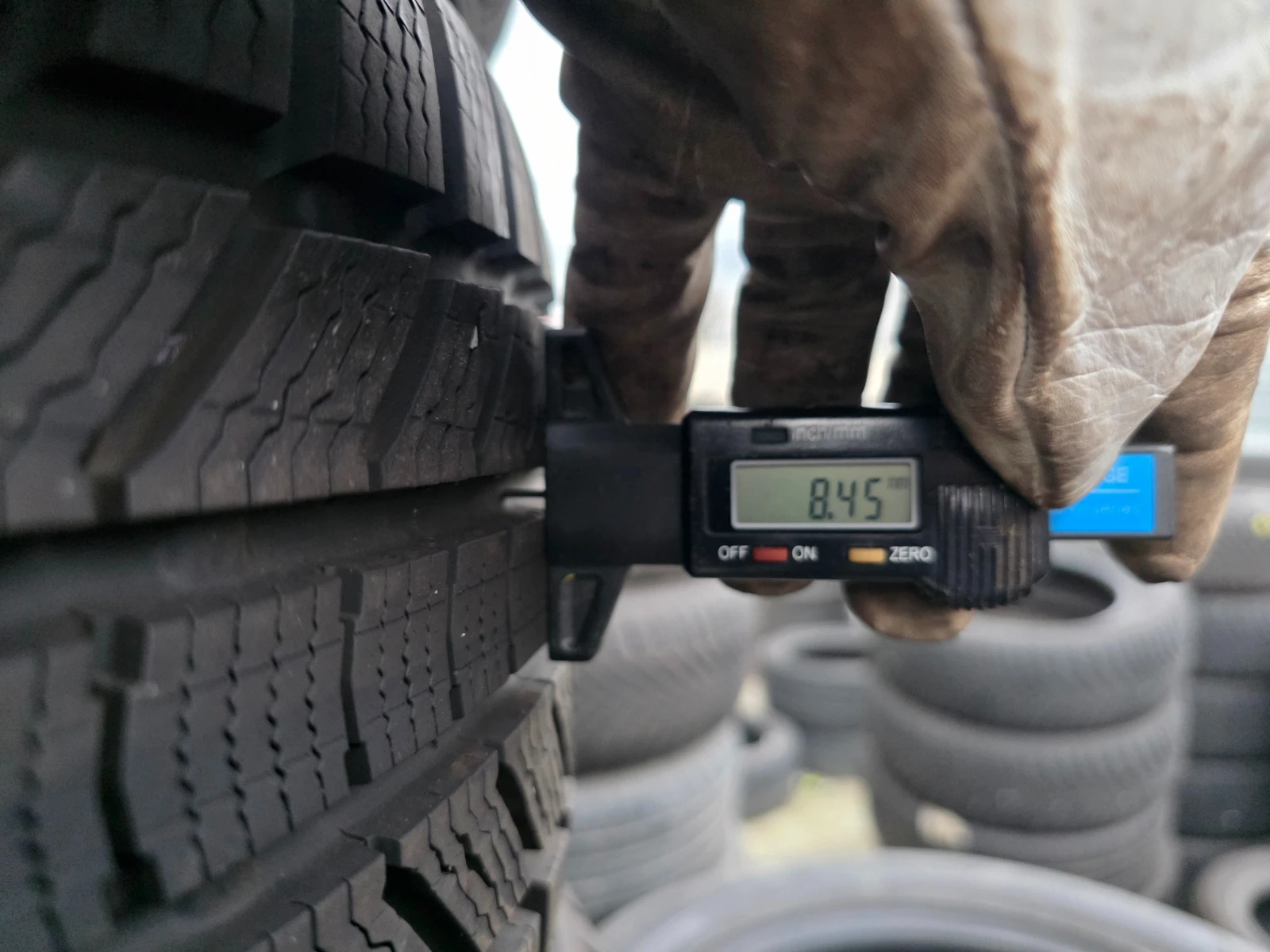 Гуми Зимни 235/45R18, снимка 6 - Гуми и джанти - 54001182