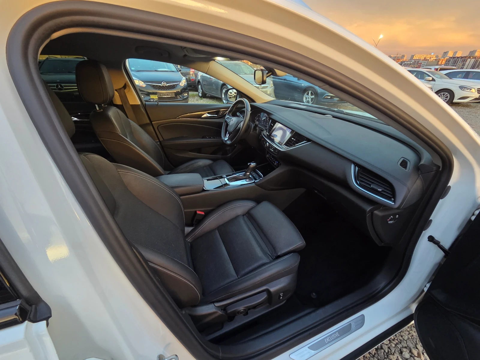 Opel Insignia 1.6 i, EXCLUSIVE , снимка 12 - Автомобили и джипове - 54285040