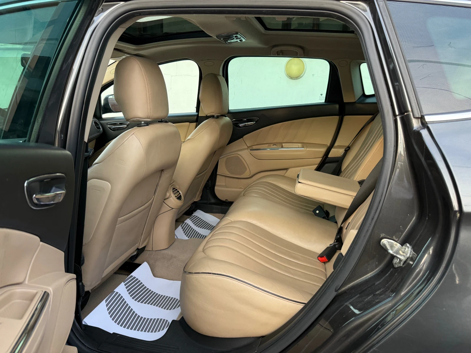 Lancia Delta 1.6M-JET 120HP PLATINIUM NAVI XENON PANORAMA , снимка 15 - Автомобили и джипове - 54672136