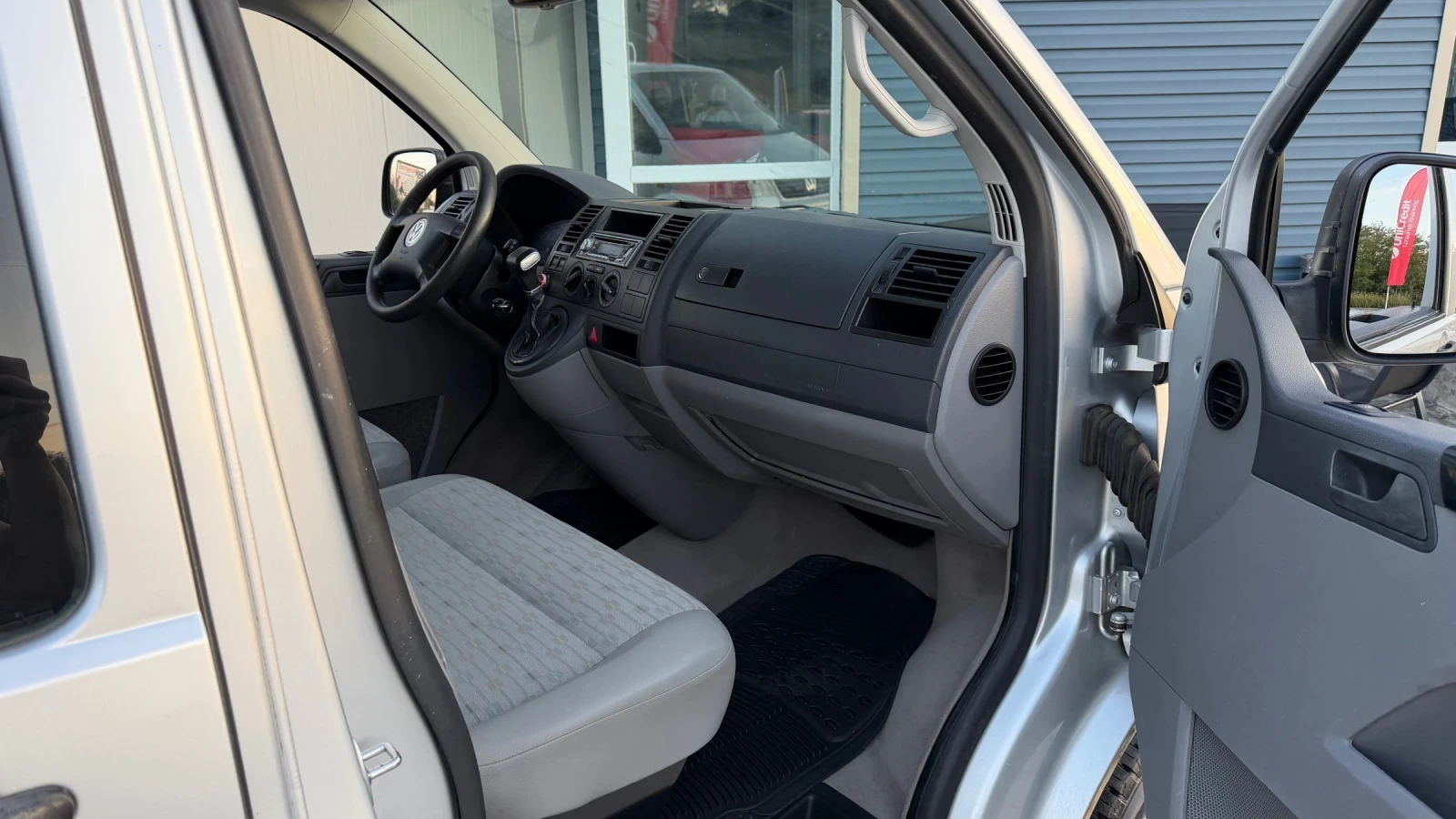 VW T5 2.5 TDI Автоматик, снимка 8 - Бусове и автобуси - 56087350