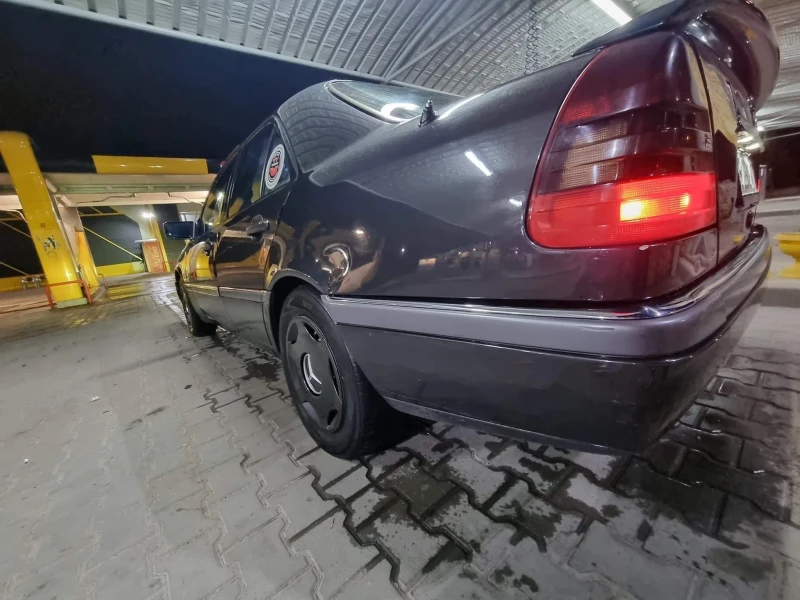 Mercedes-Benz C 180, снимка 4 - Автомобили и джипове - 48748827