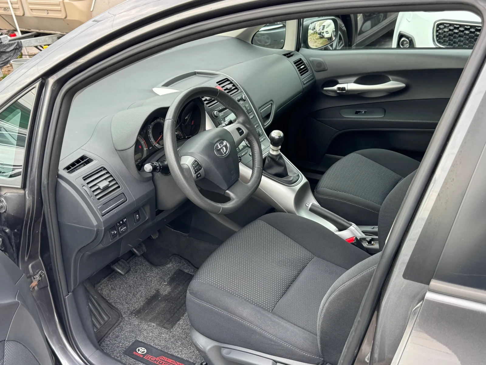 Toyota Auris 1.6 Benzin 132k.c  - изображение 8