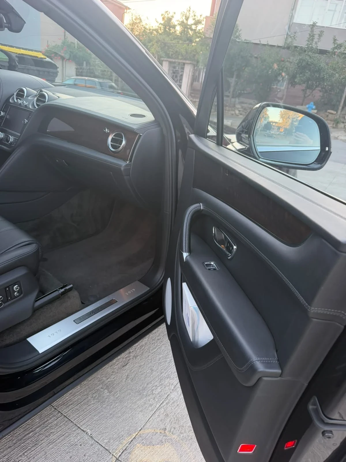 Bentley Bentayga, снимка 6 - Автомобили и джипове - 56133545