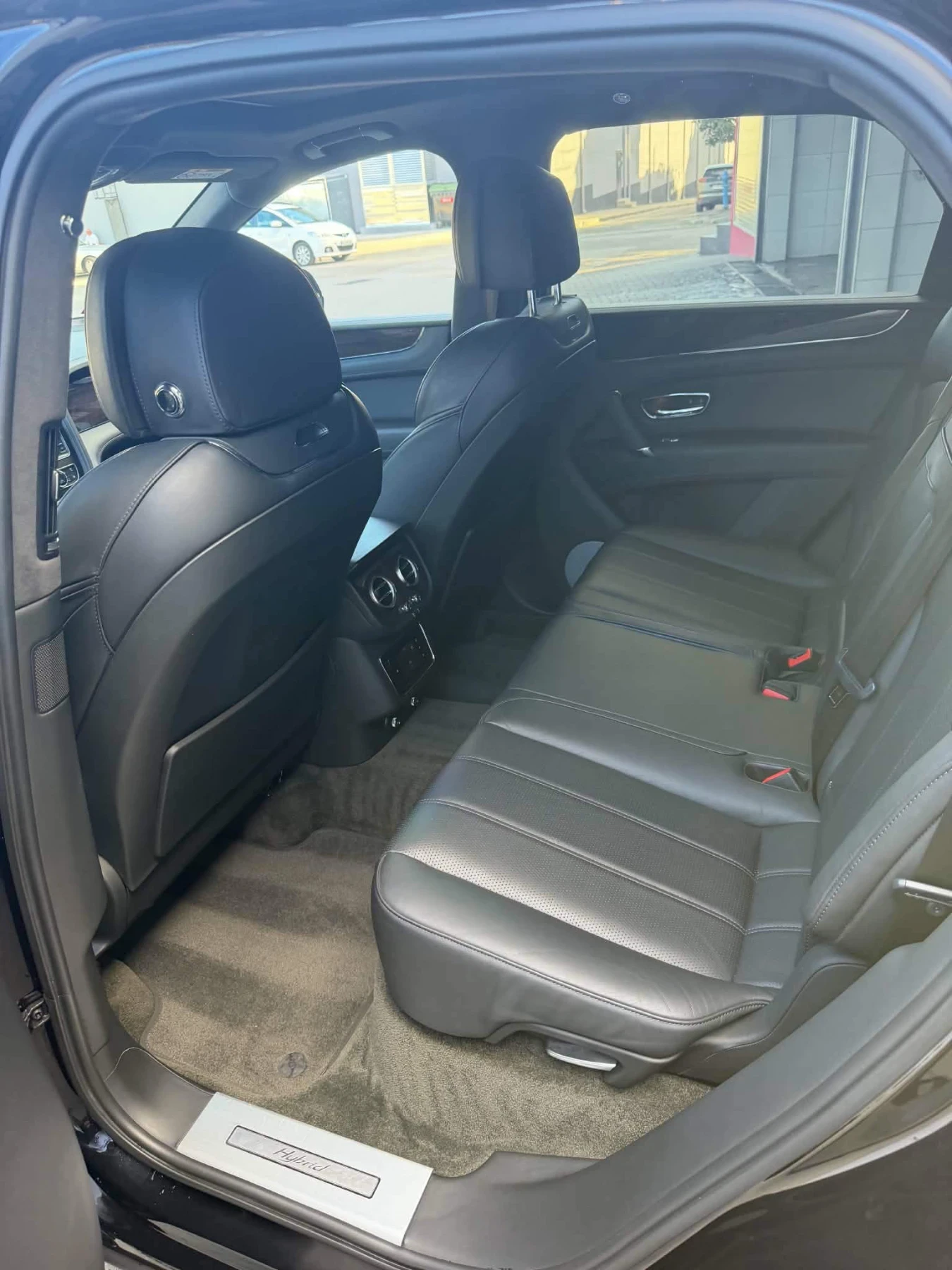 Bentley Bentayga, снимка 8 - Автомобили и джипове - 56133545