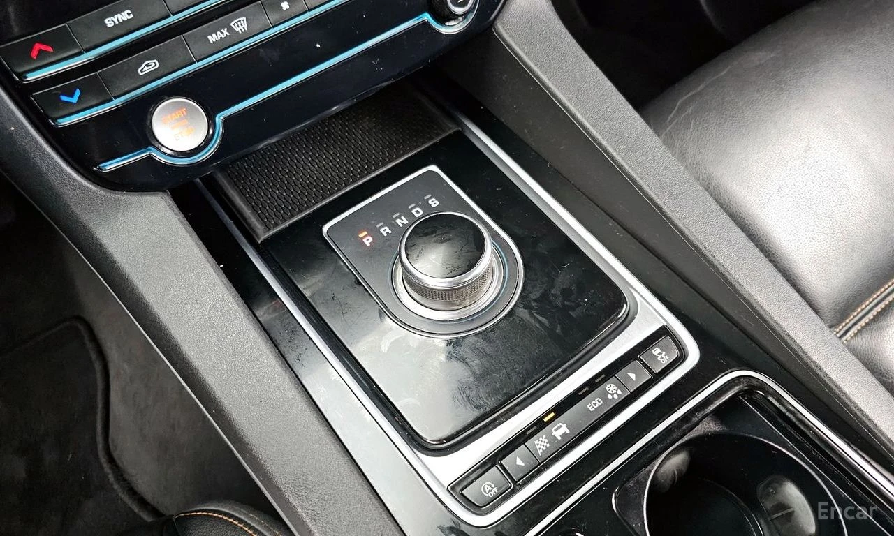 Jaguar F-PACE * 2.0d* КОЖА* ПОДГРЕВ* ПАНОРАМА* NAVI* LED* , снимка 8 - Автомобили и джипове - 54596104