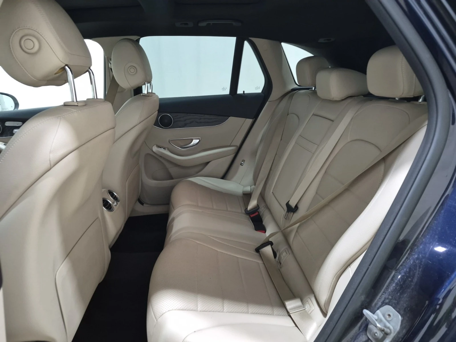 Mercedes-Benz GLC 300 * * CARFAX * * АВТО КРЕДИТ * * , снимка 8 - Автомобили и джипове - 54901145