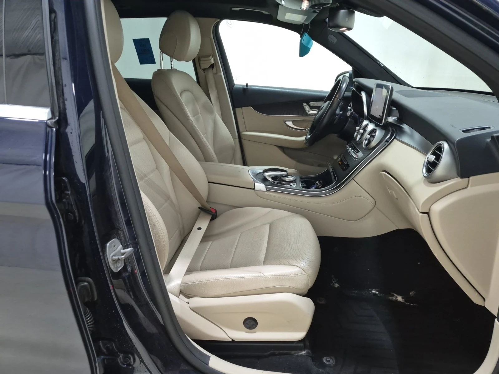 Mercedes-Benz GLC 300 * * CARFAX * * АВТО КРЕДИТ * * , снимка 7 - Автомобили и джипове - 54901145