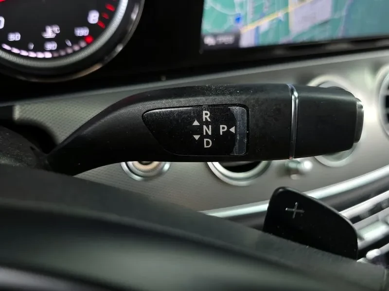 Mercedes-Benz E 200, снимка 9 - Автомобили и джипове - 52690131