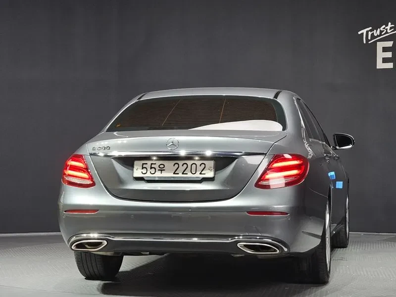 Mercedes-Benz E 200, снимка 4 - Автомобили и джипове - 52690131