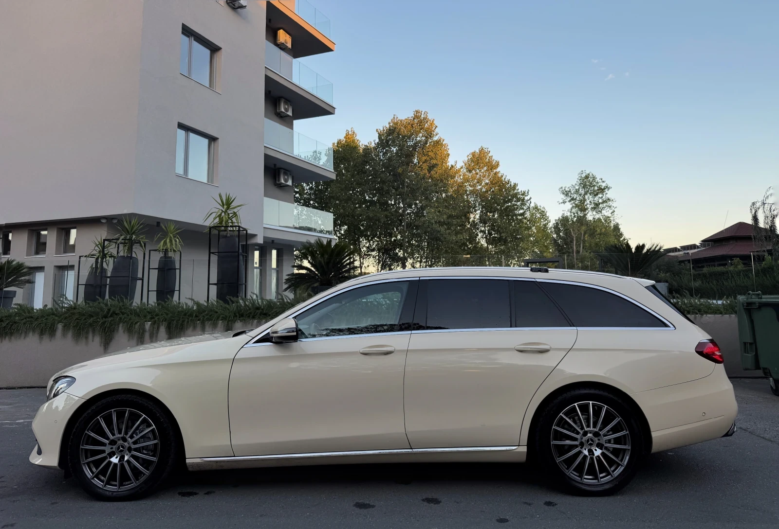 Mercedes-Benz E 220 d DIGITAL Avantgarde 9G FULL LED, снимка 4 - Автомобили и джипове - 56216664