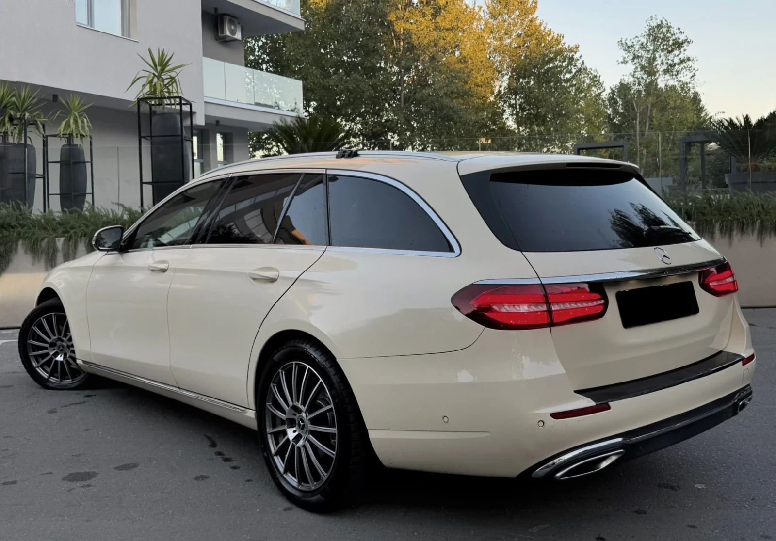 Mercedes-Benz E 220 d DIGITAL Avantgarde 9G FULL LED, снимка 5 - Автомобили и джипове - 56216664