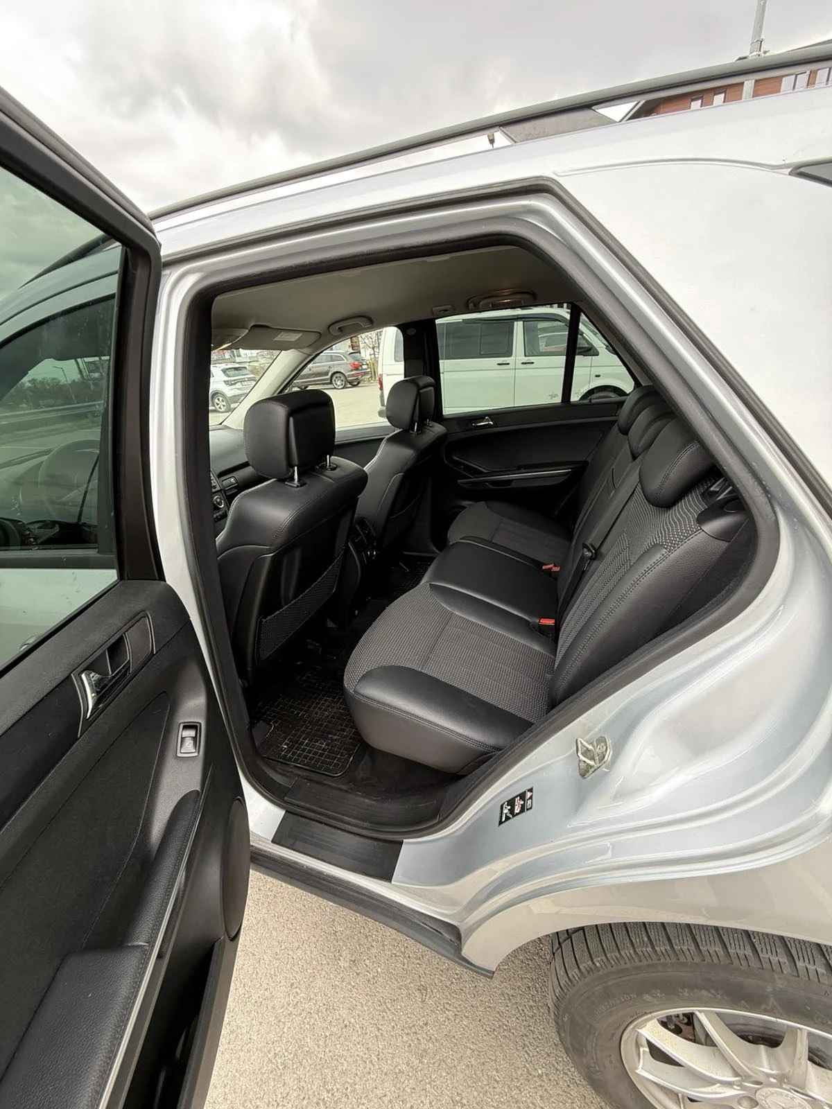 Mercedes-Benz ML 320 CDI 4MATIC, снимка 11 - Автомобили и джипове - 53935468