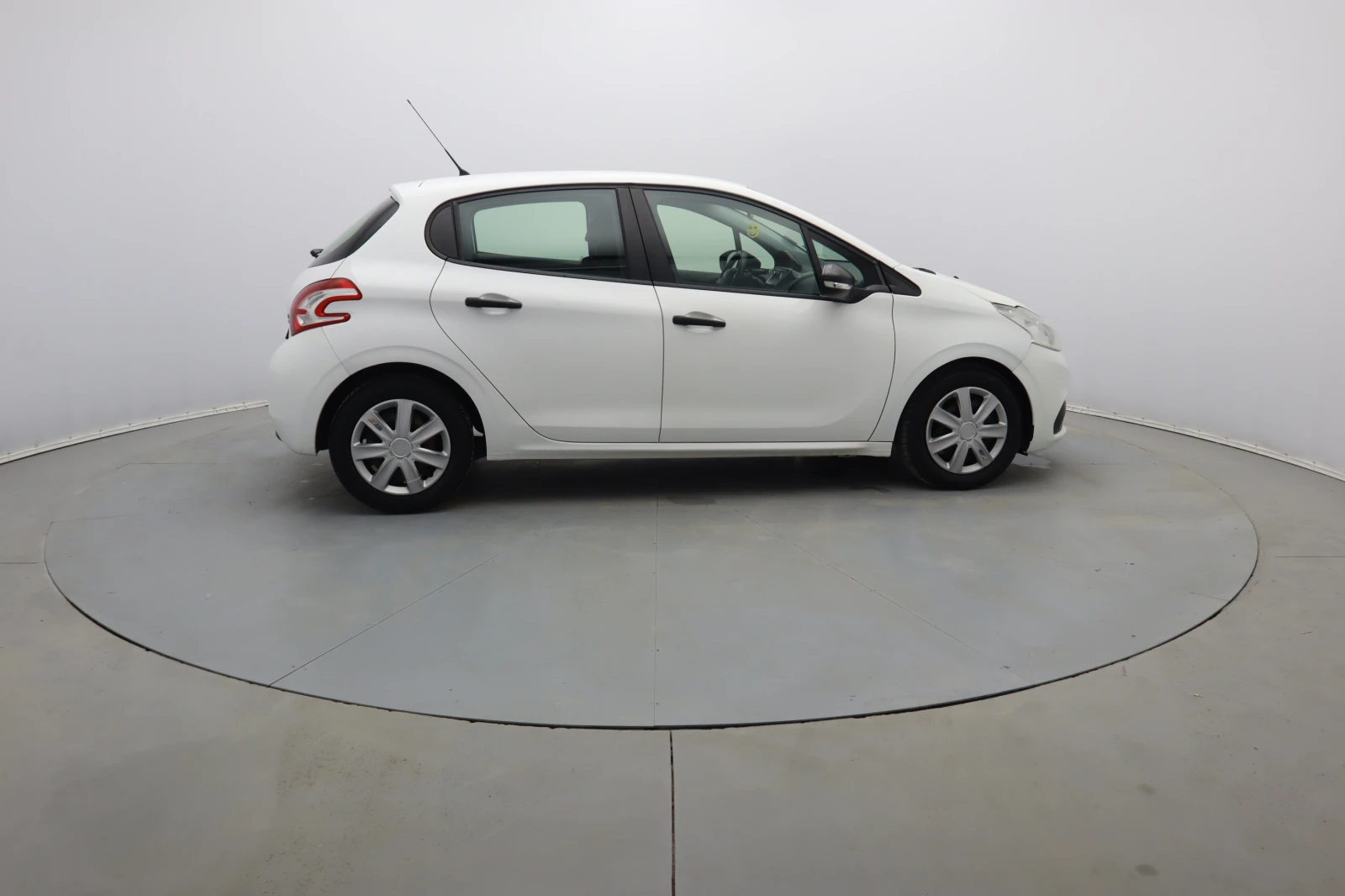 Peugeot 208 1.6 - изображение 6