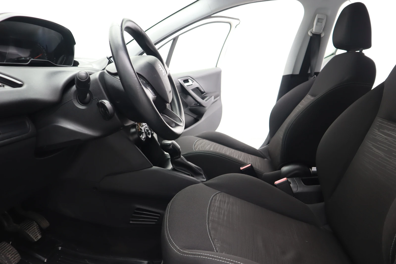 Peugeot 208 1.6 - изображение 10