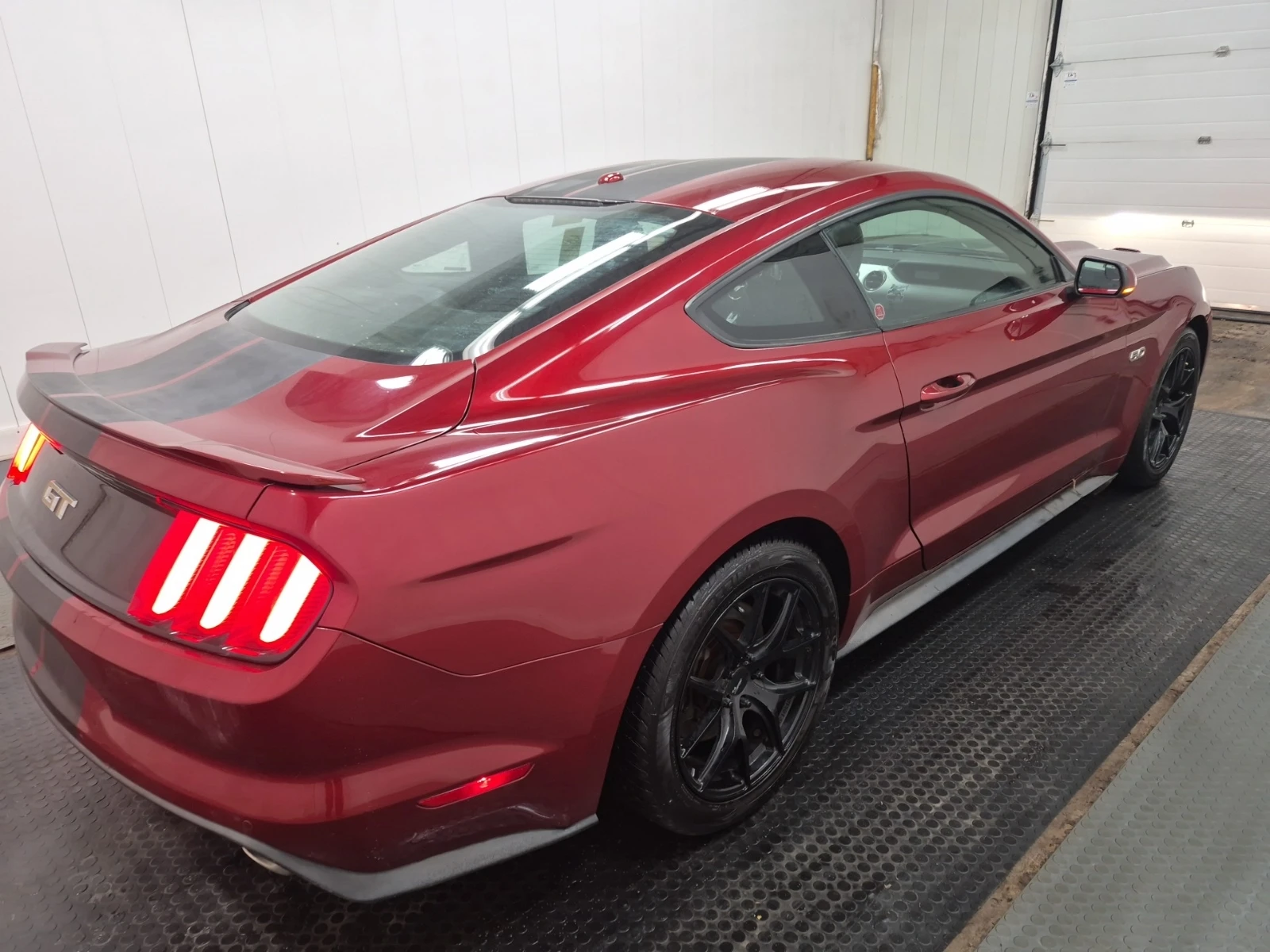 Ford Mustang GT Premium - изображение 3