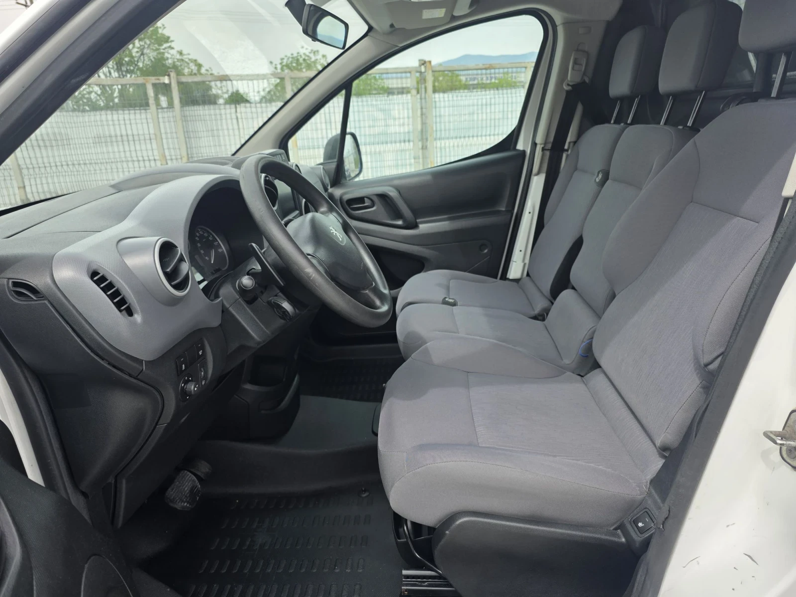 Peugeot Partner Automatic 89000km Service book, снимка 9 - Автомобили и джипове - 54197117