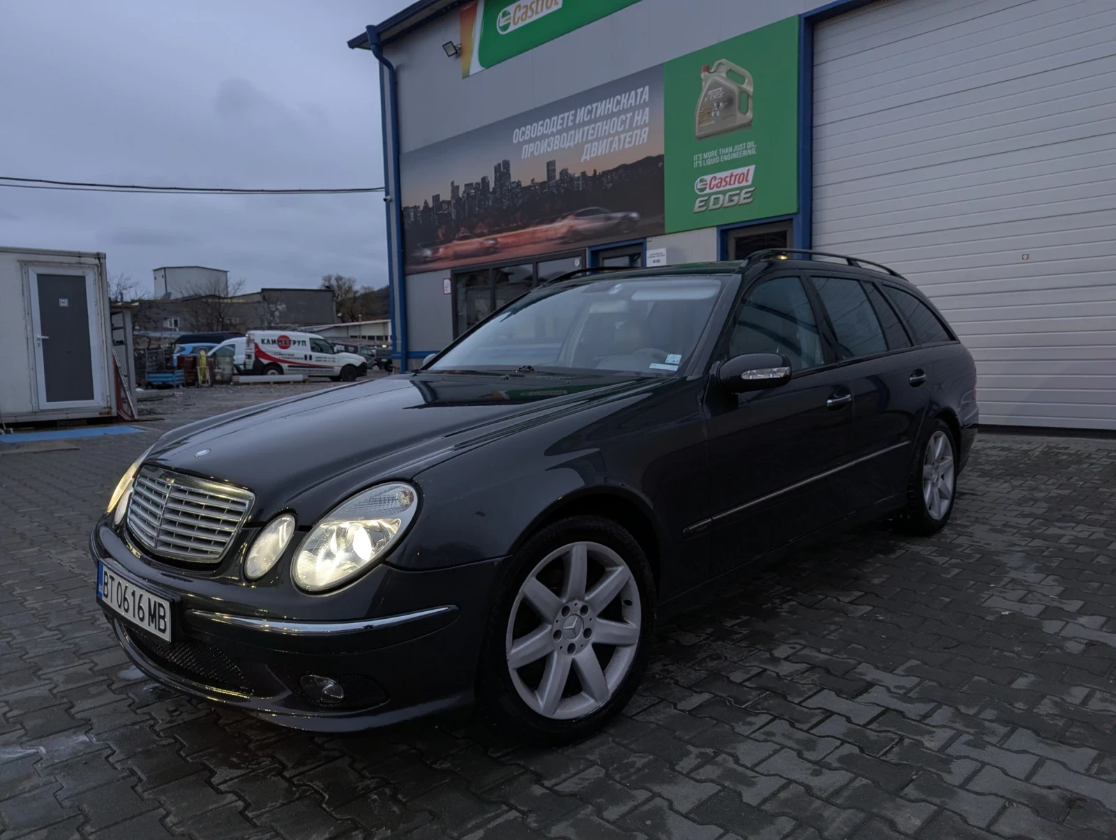 Mercedes-Benz E 220, снимка 3 - Автомобили и джипове - 54880139