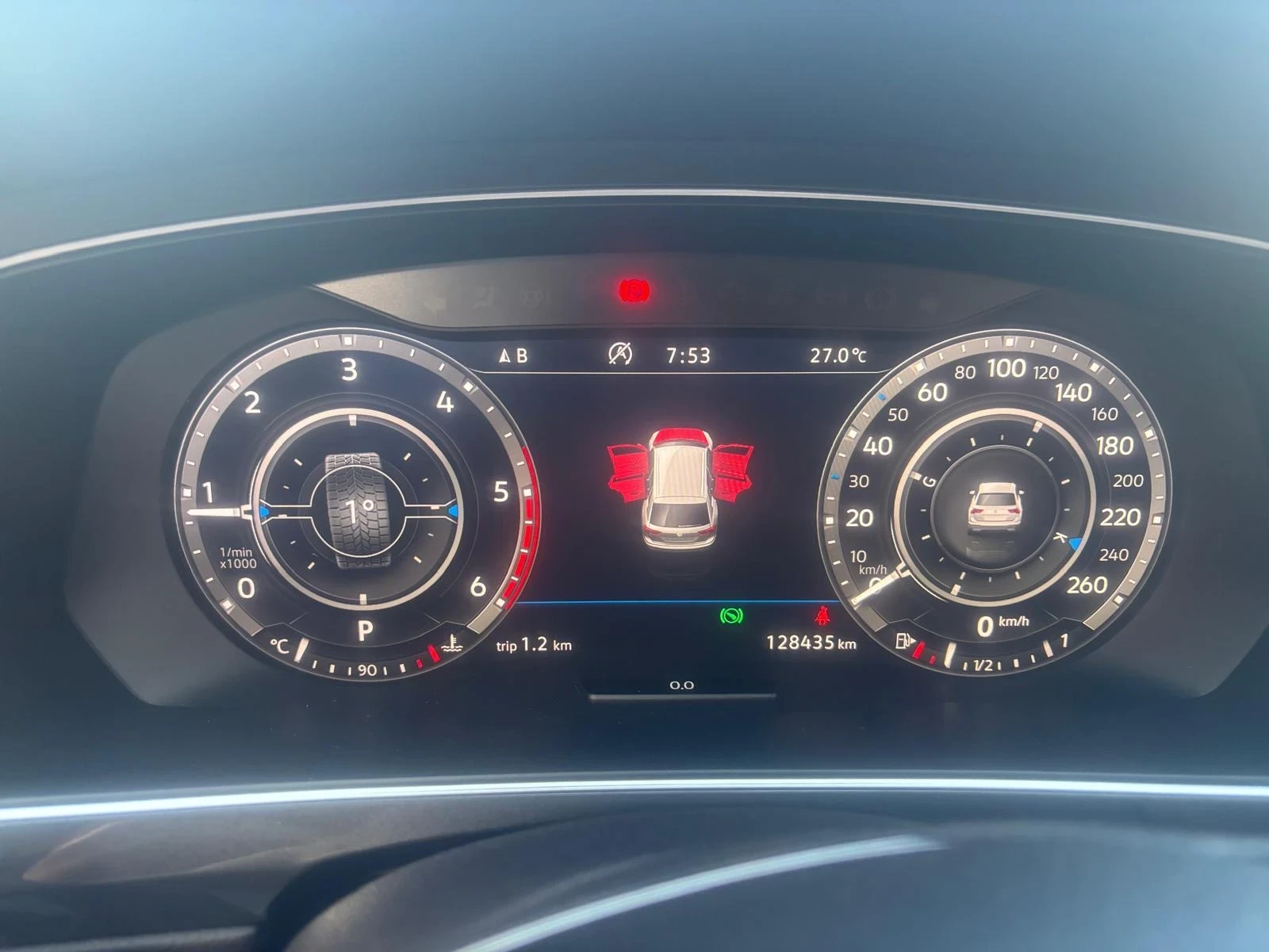 VW Tiguan, снимка 12 - Автомобили и джипове - 54369035