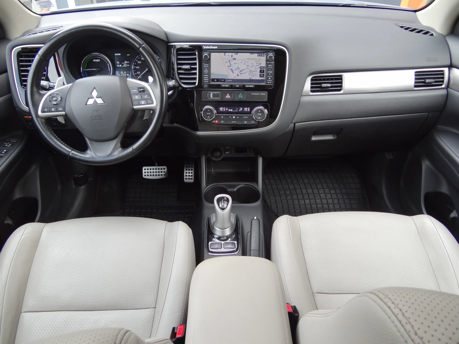 Mitsubishi Outlander 2.0i Phev-4wd /Auto/Navi/Koja/Camera/Xenon/Led/, снимка 9 - Автомобили и джипове - 54863786