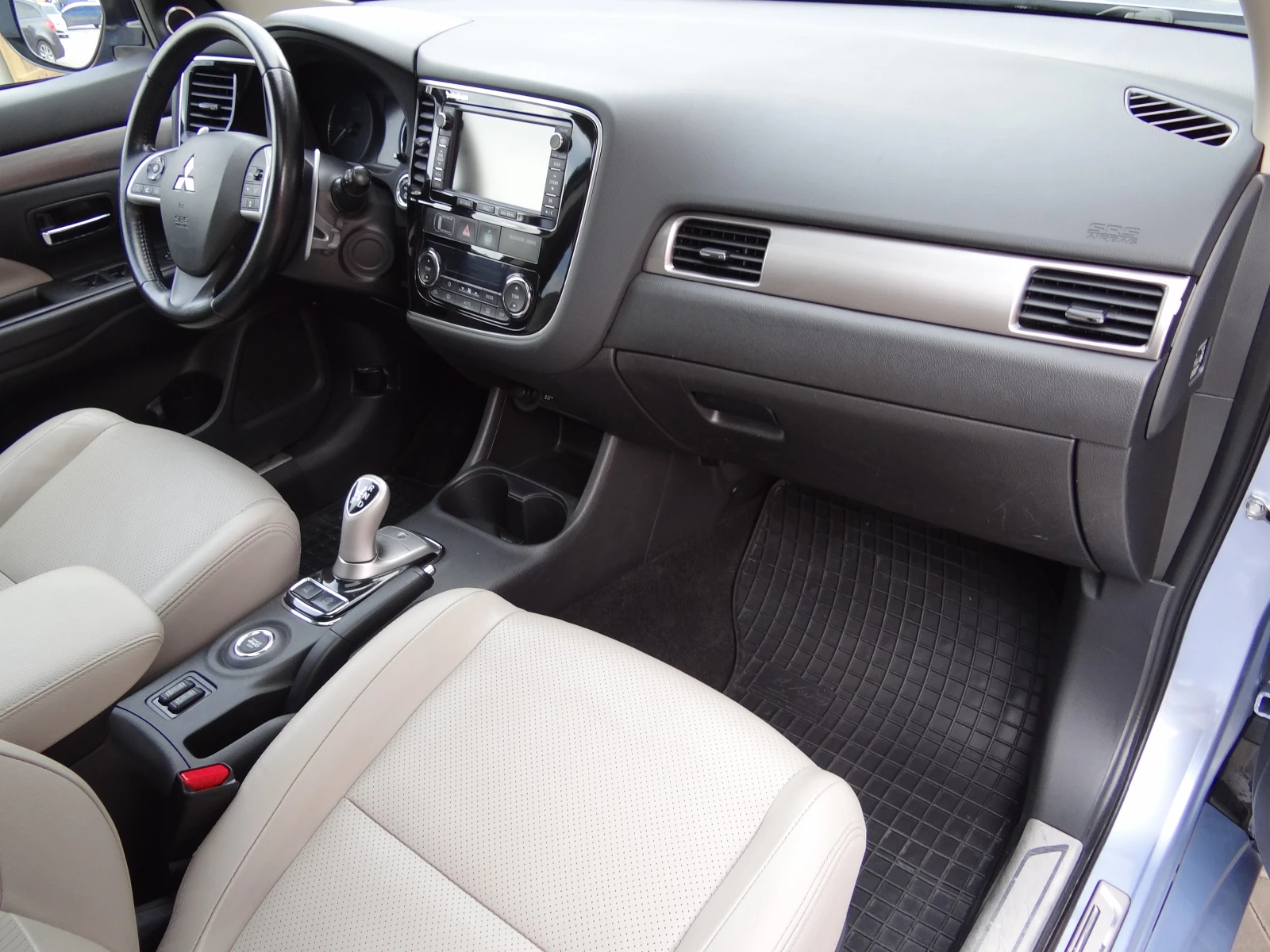 Mitsubishi Outlander 2.0i Phev-4wd /Auto/Navi/Koja/Camera/Xenon/Led/, снимка 10 - Автомобили и джипове - 54863786