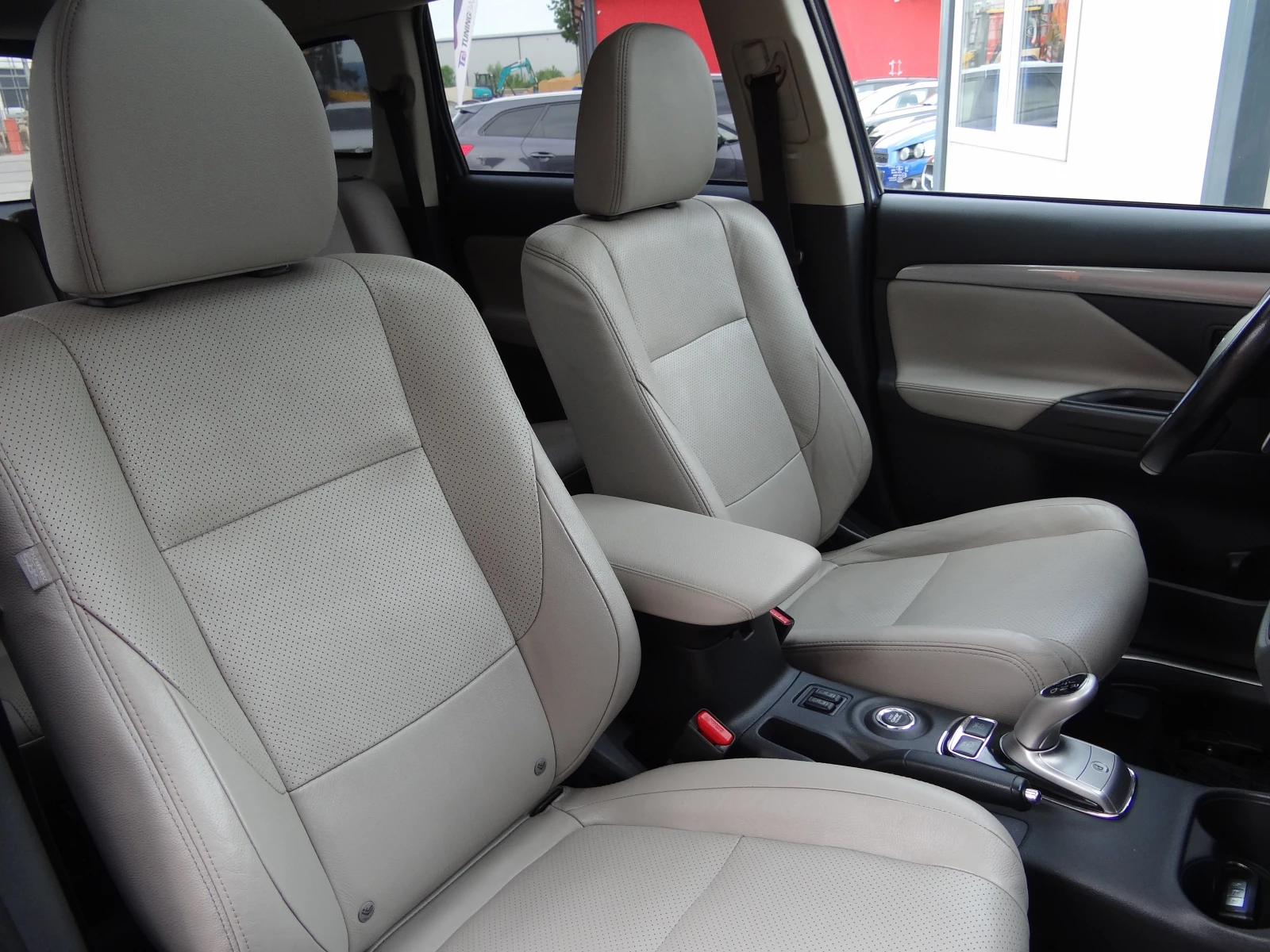 Mitsubishi Outlander 2.0i Phev-4wd /Auto/Navi/Koja/Camera/Xenon/Led/, снимка 11 - Автомобили и джипове - 54863786