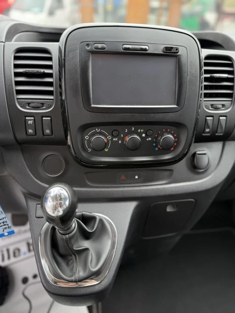 Opel Vivaro Пътнически, снимка 11 - Бусове и автобуси - 51970247