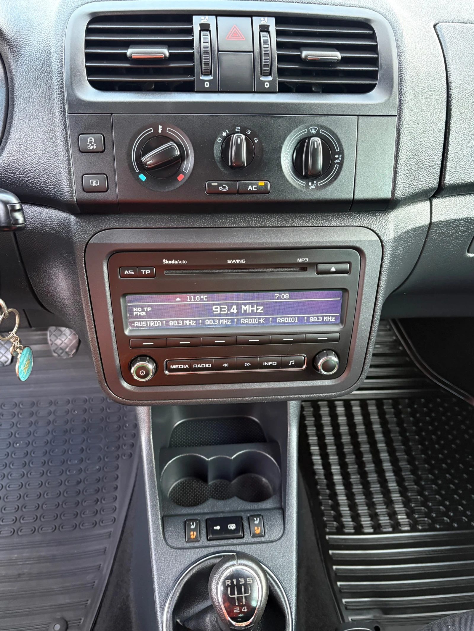 Skoda Fabia 1.2 i FACELIFT , снимка 14 - Автомобили и джипове - 54384043