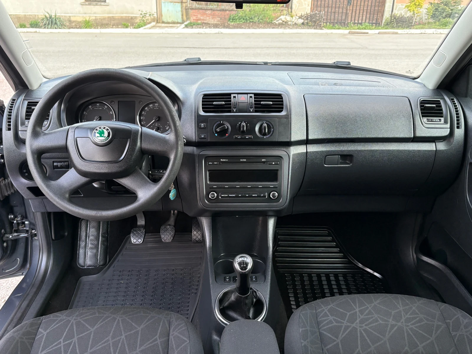 Skoda Fabia 1.2 i FACELIFT , снимка 13 - Автомобили и джипове - 54384043