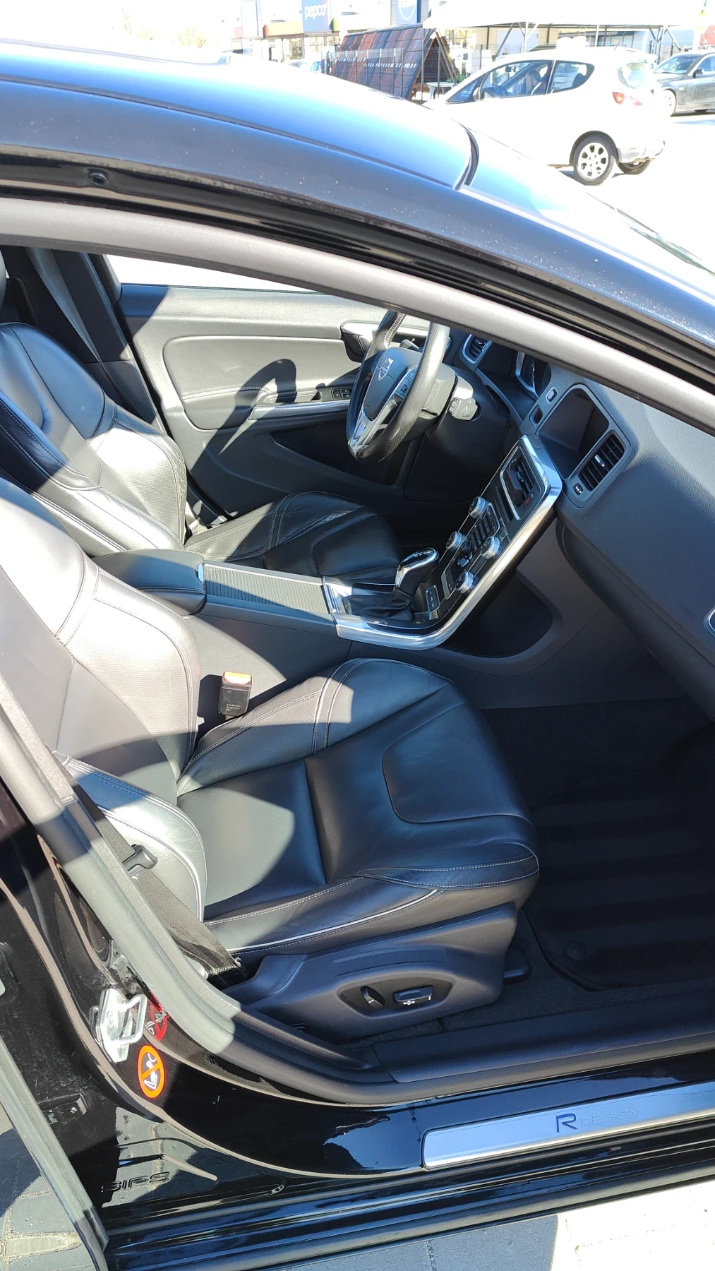 Volvo V60 D6 AWD Plug-in-Hybrid R-Design, снимка 9 - Автомобили и джипове - 55876215