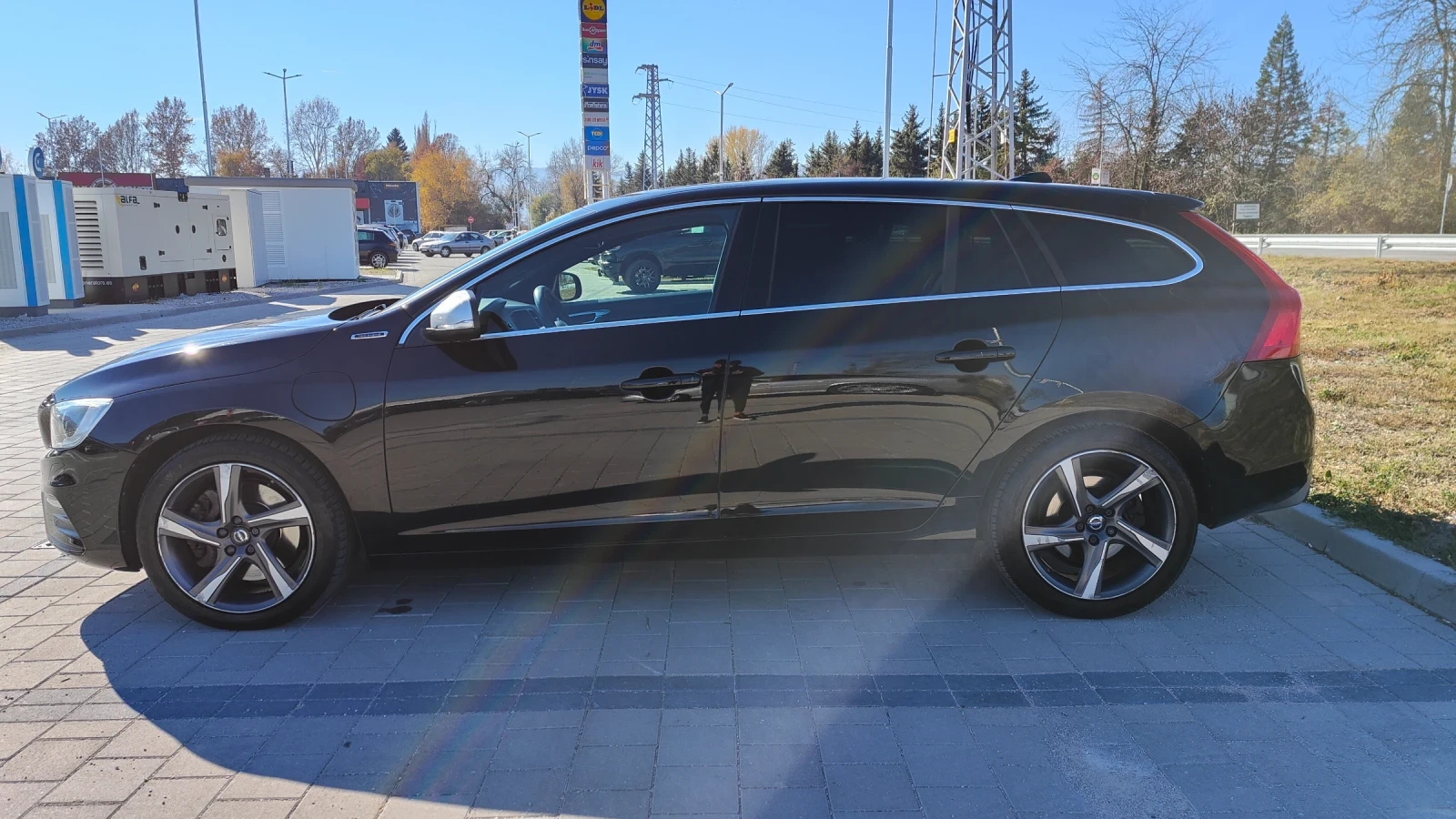 Volvo V60 D6 AWD Plug-in-Hybrid R-Design, снимка 7 - Автомобили и джипове - 55876215