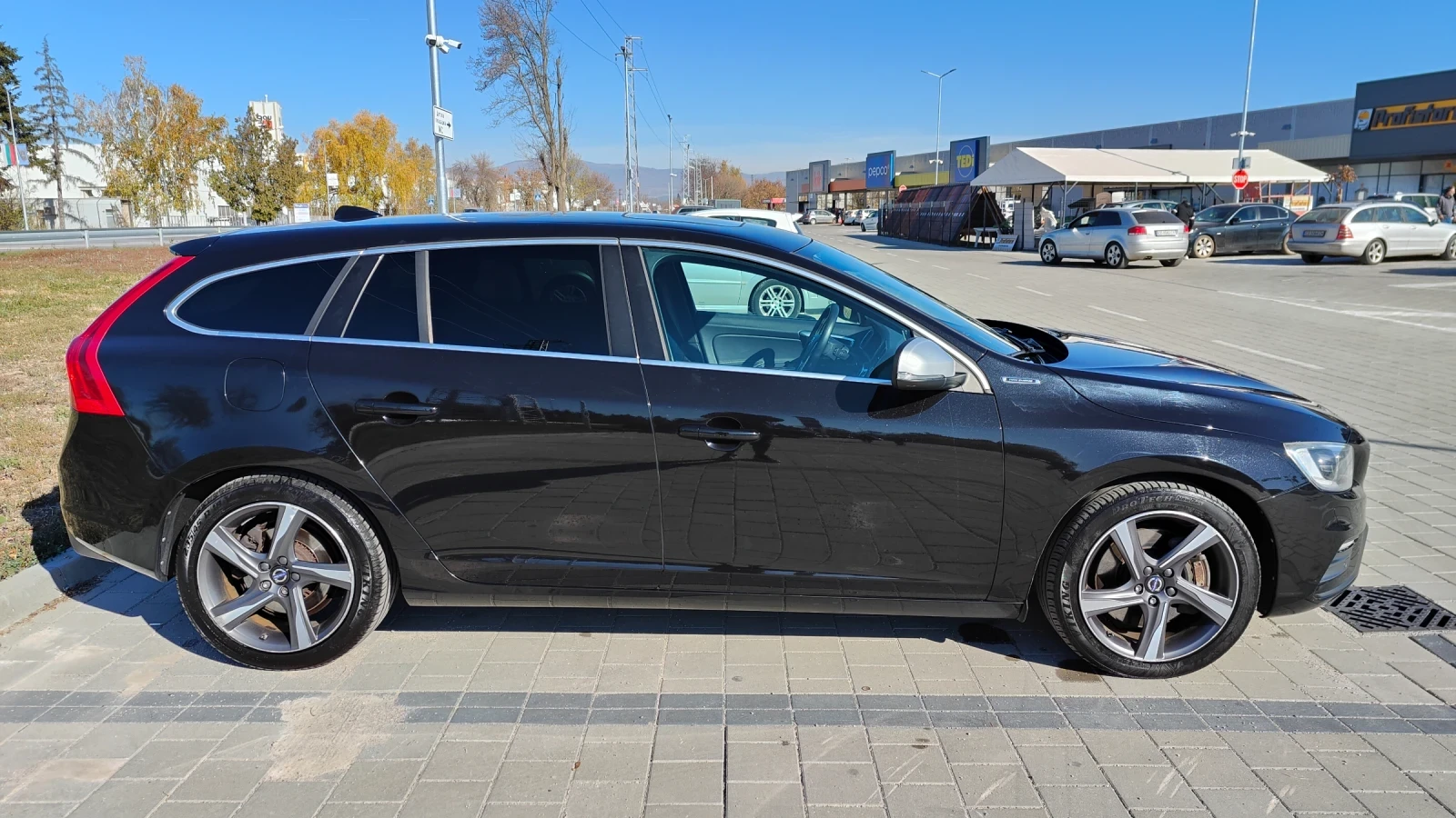 Volvo V60 D6 AWD Plug-in-Hybrid R-Design, снимка 6 - Автомобили и джипове - 55876215