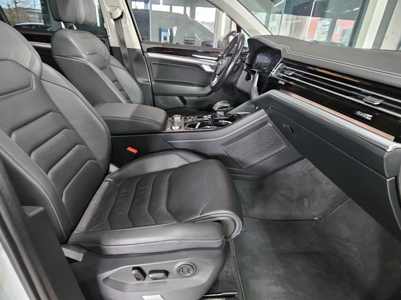 VW Touareg 4.0TDI* V8* Airmatic* Panorama* VirtualCockpit* Ke, снимка 14 - Автомобили и джипове - 46275912