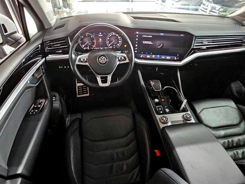 VW Touareg 4.0TDI* V8* Airmatic* Panorama* VirtualCockpit* Ke, снимка 12 - Автомобили и джипове - 46275912