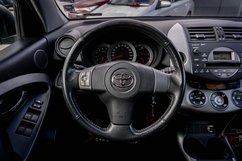 Toyota Rav4 2.2 D-4D 4x4 МНОГО ЗАПАЗЕНА! Безпл. обслужване, снимка 13 - Автомобили и джипове - 53523720